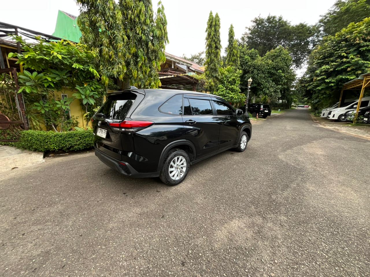 Innova Reborn Zenix Hybrid terbaru sewa di Bekasi